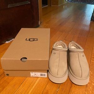NWB UGG Tazz Platform Clog in Mustard Seed Tazz, Size 8